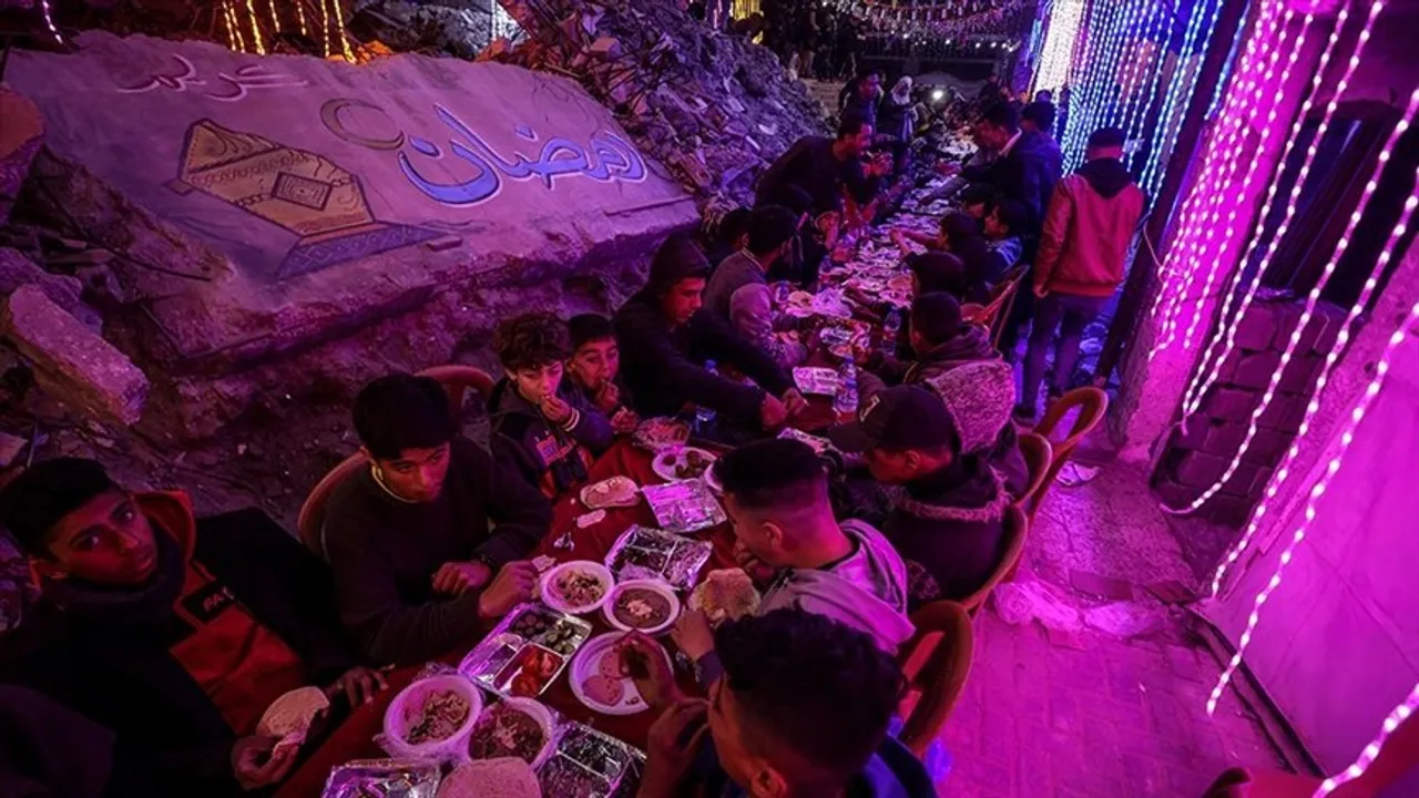 Gaza, palestinezët hanë syfyrin e parë midis rrënojave