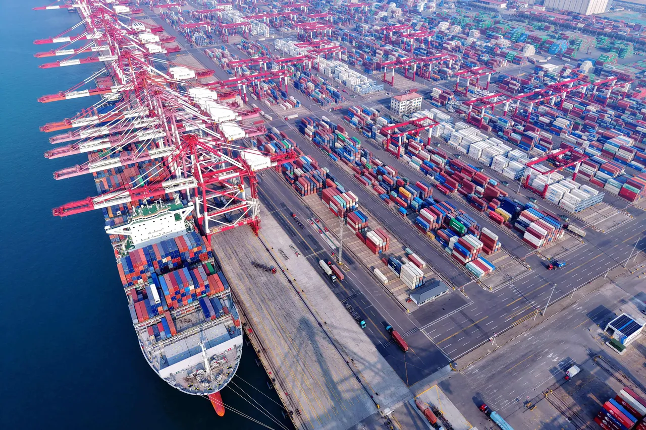 中国经济面临贸易战与美国之间的"不确定性"