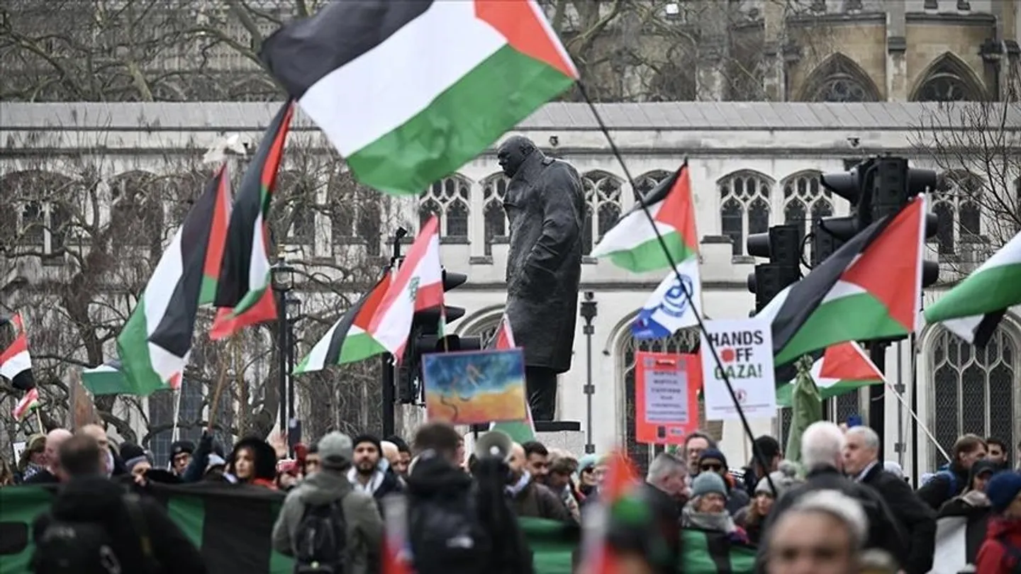 خلال مباراة ركبي بلندن.. ناشطون يحتجون على "أليانز" لتأمينها شركة أسلحة إسرائيلية