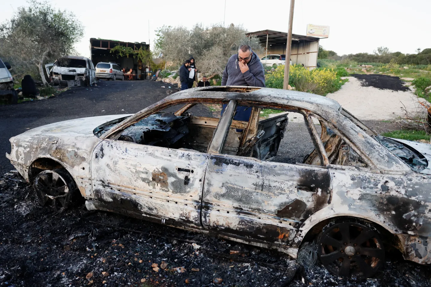 Illegal Israeli settlers attack Palestinian village and burn homes