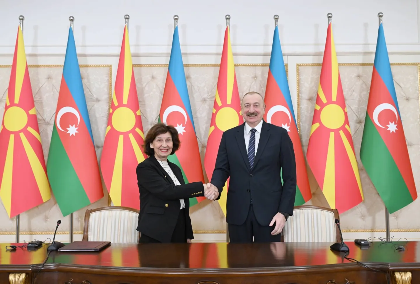 Presidentja e RMV-së takohet në Azerbajxhan me homologun e saj Aliyev