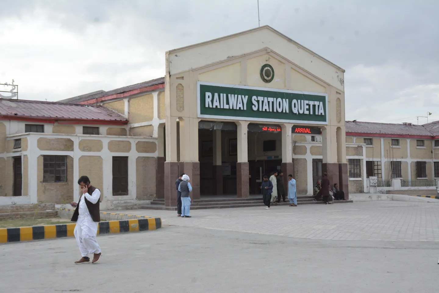 باكستان.. مسلحون يهاجمون قطاراً ويحتجزون مئات الركاب