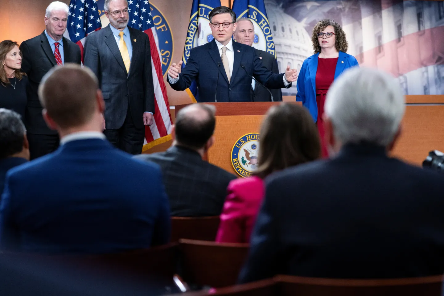 US House of Representatives passes bill to avert govt shutdown