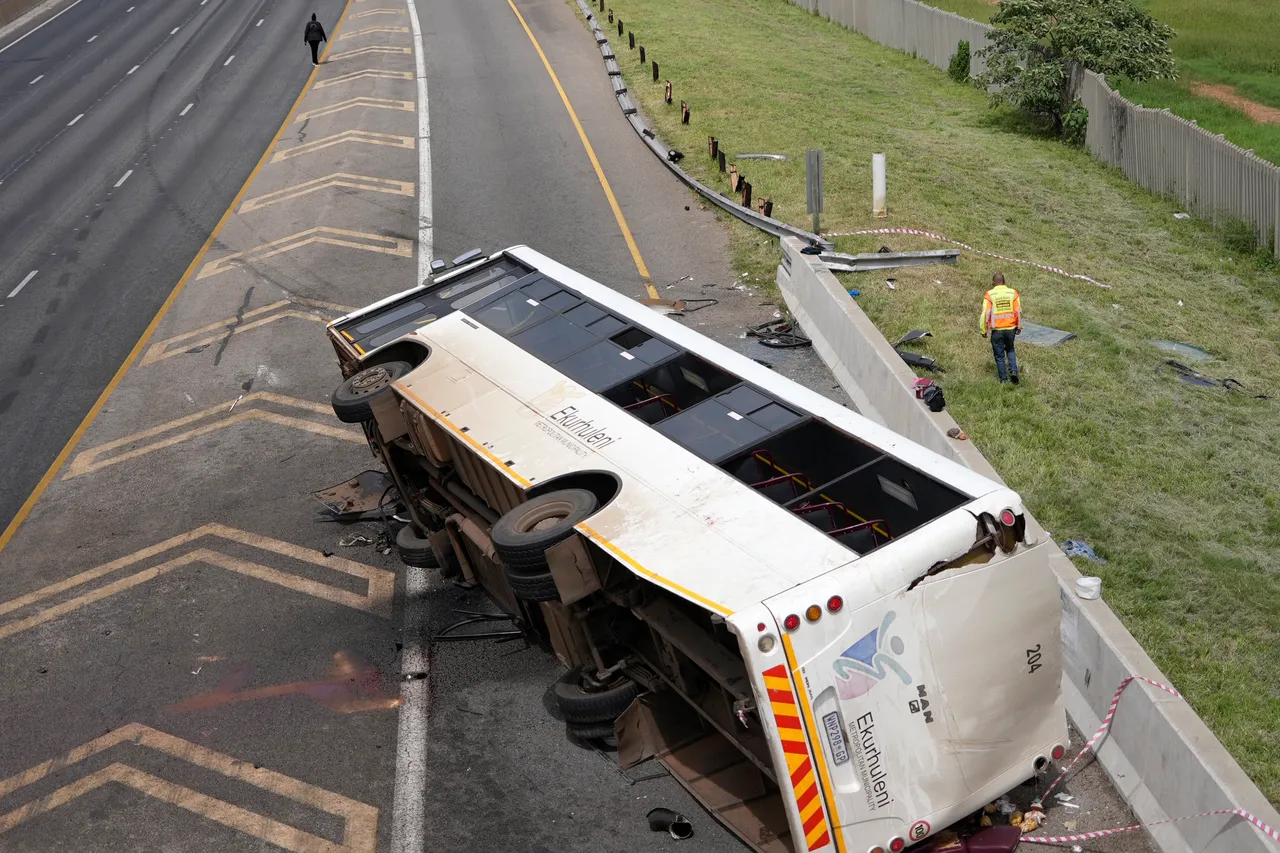 南アフリカでバス横転、乗客が高速道路に投げ出され12人死亡・多数負傷