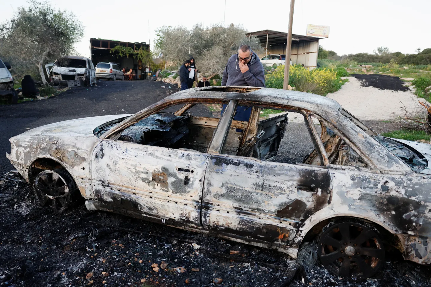 Penghuni ilegal Israel menyerang desa Palestina dan membakar rumah-rumah