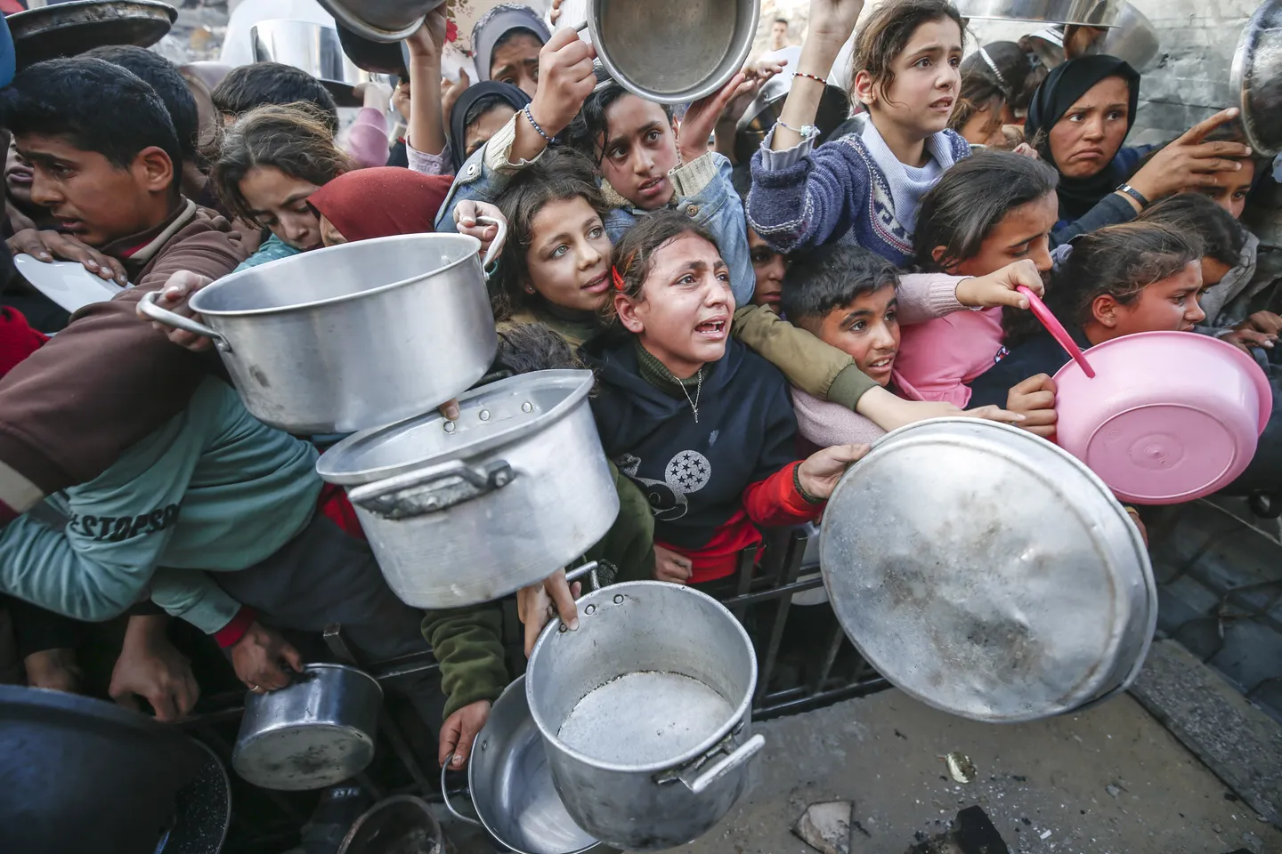 Palestinezët në radhë të gjata për ushqim pas bllokadës izraelite
