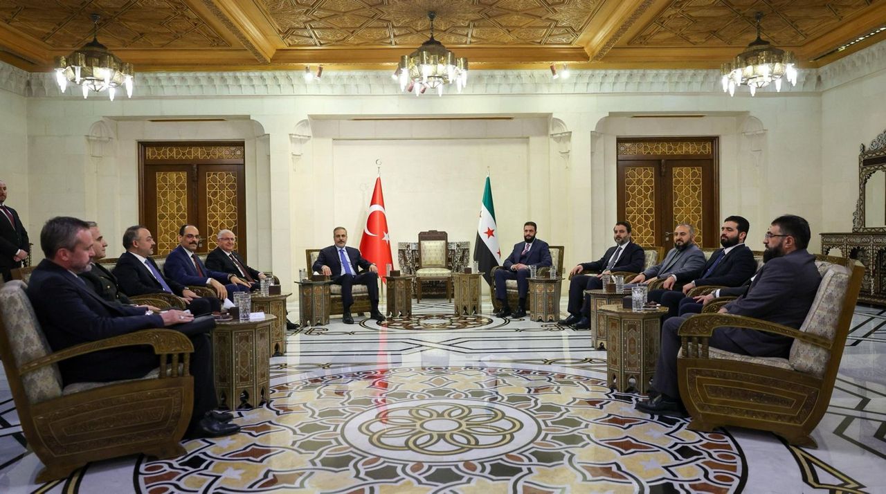 Top Turkish officials meet Syria's AlSharaa in Damascus - TRT World
