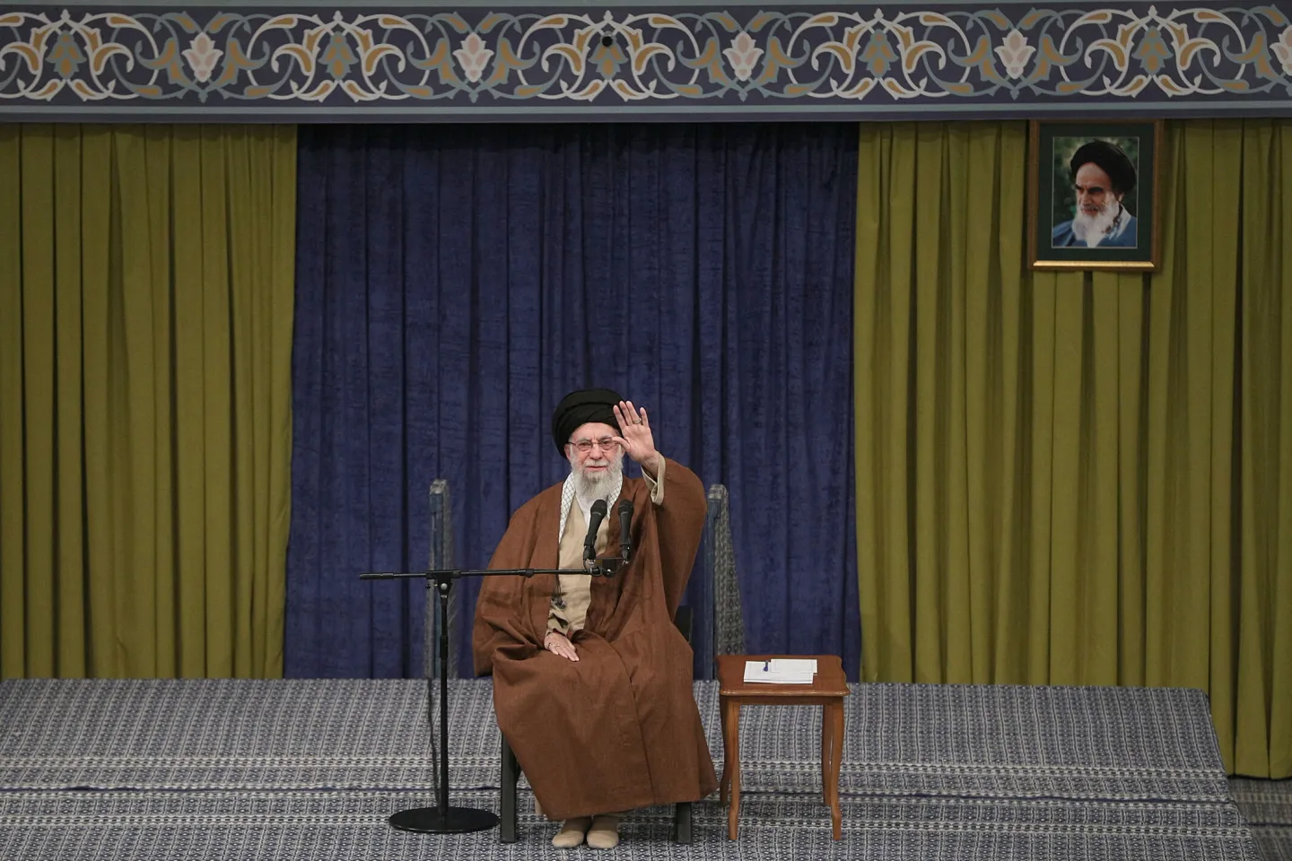 علی خامنه‌ای پیشنهاد مذاکره ترامپ را رد و آن را فریب خواند