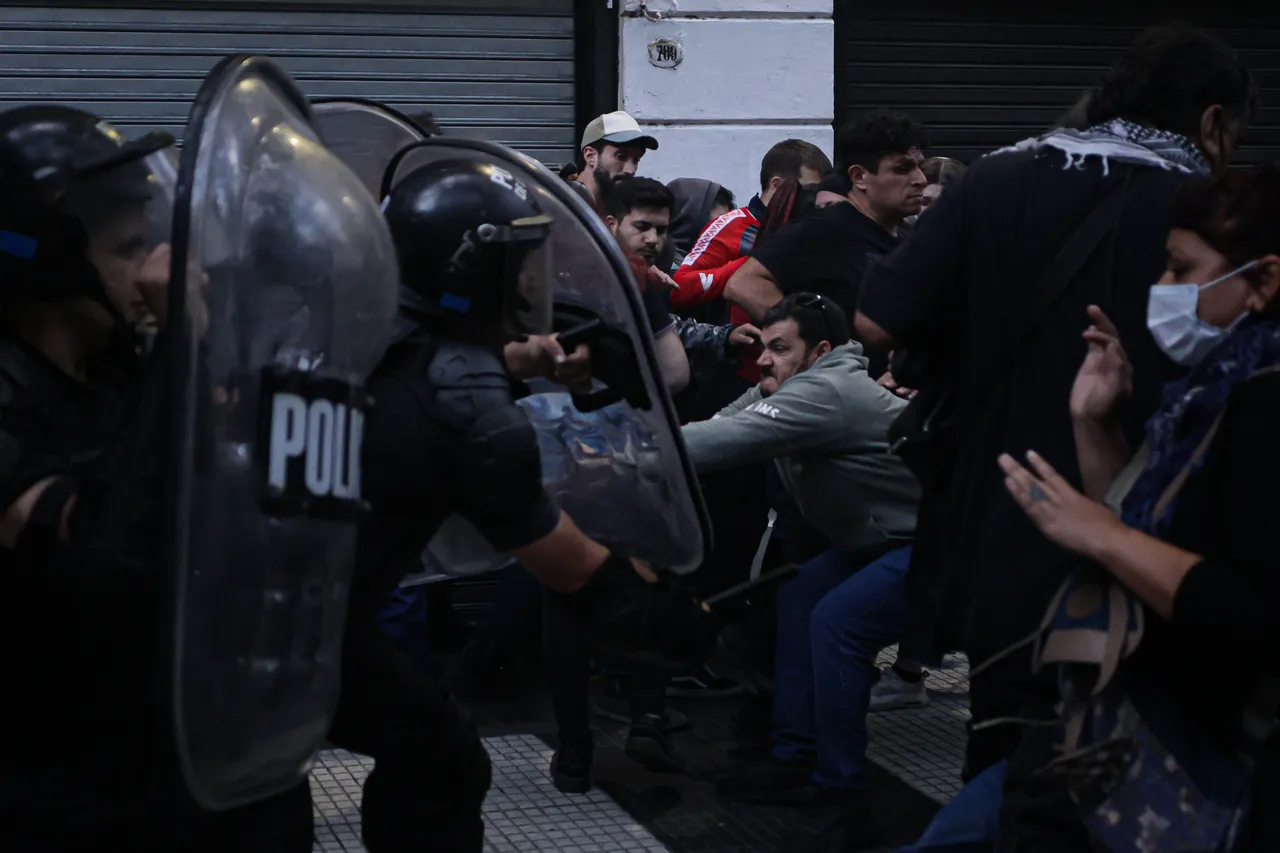 Протестот на пензионерите во Аргентина стана насилен, најмалку 20 лица се повредени