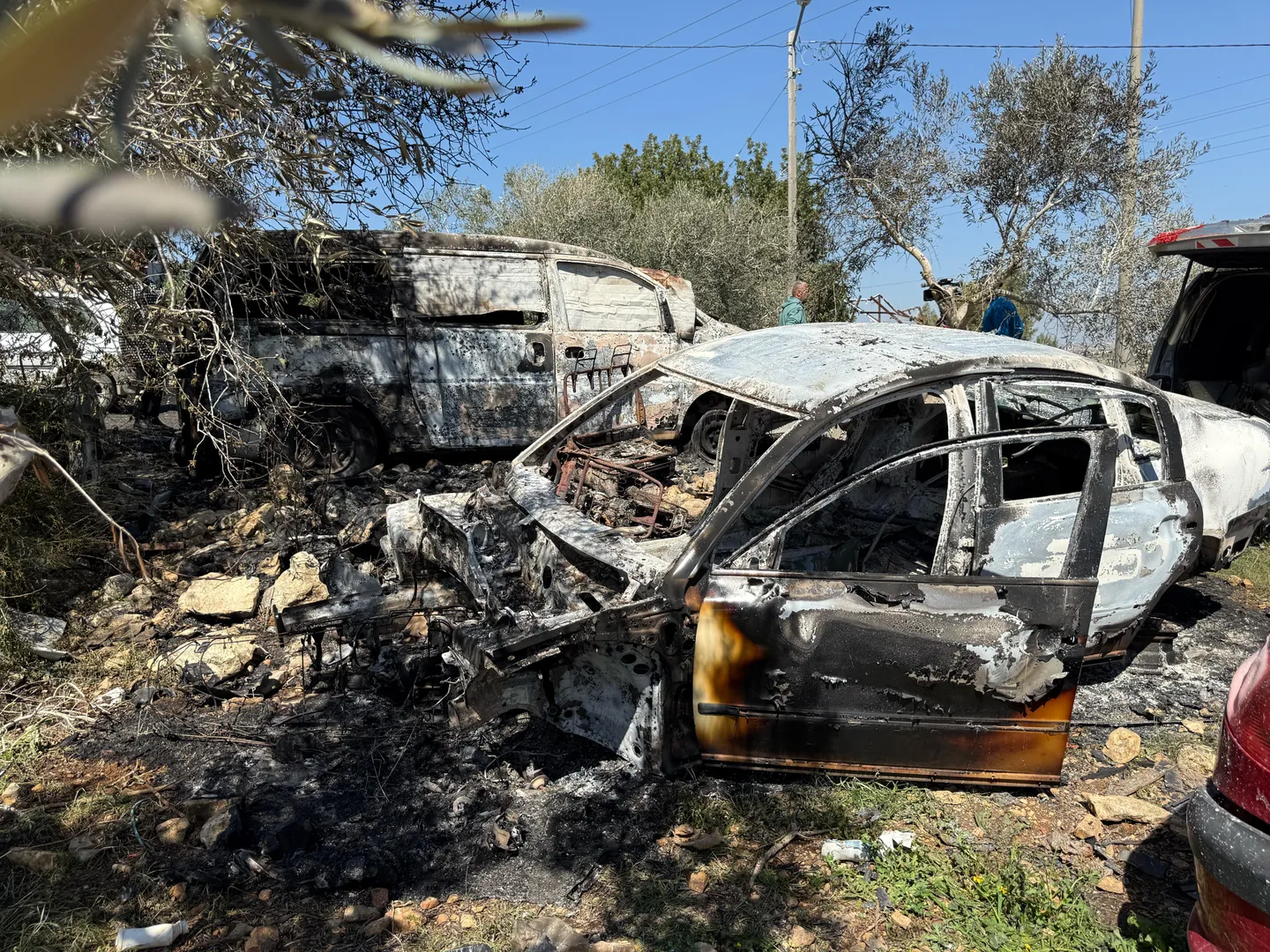 الاحتلال يوسّع عدوانه على الضفة.. ومستوطنون يهاجمون فلسطينيين وممتلكاتهم