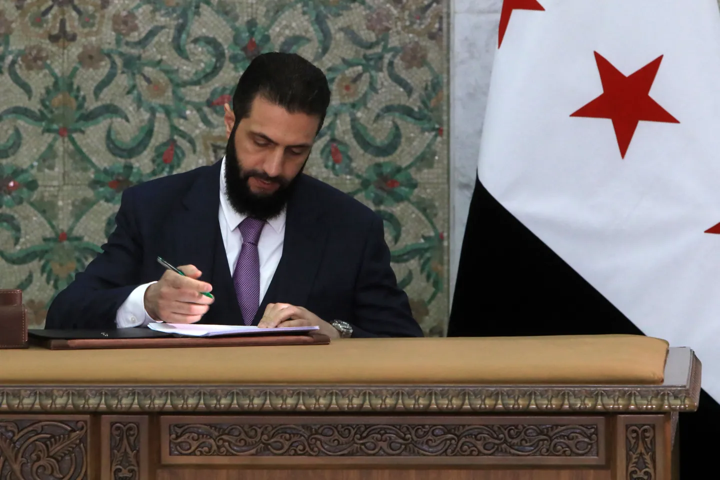 Syrie: Al Charaa signe une déclaration constitutionnelle instaurant une transition de cinq ans
