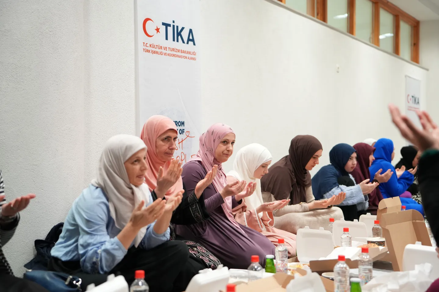 Prehrambeni paketi i iftar porodicama u poplavama pogođenoj Jablanici