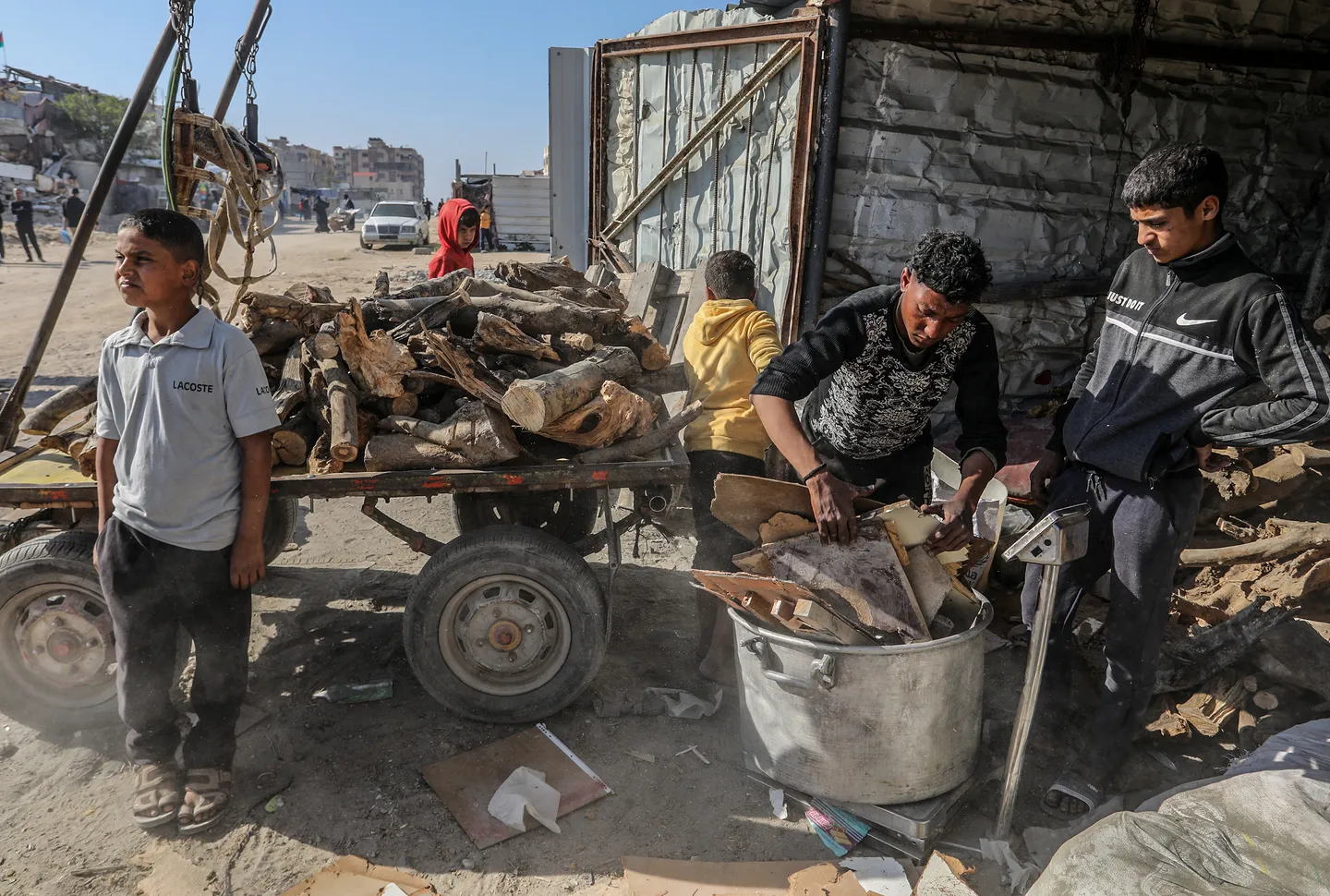 Palestinci koriste drva za grijanje zbog nestašice plina u Gazi