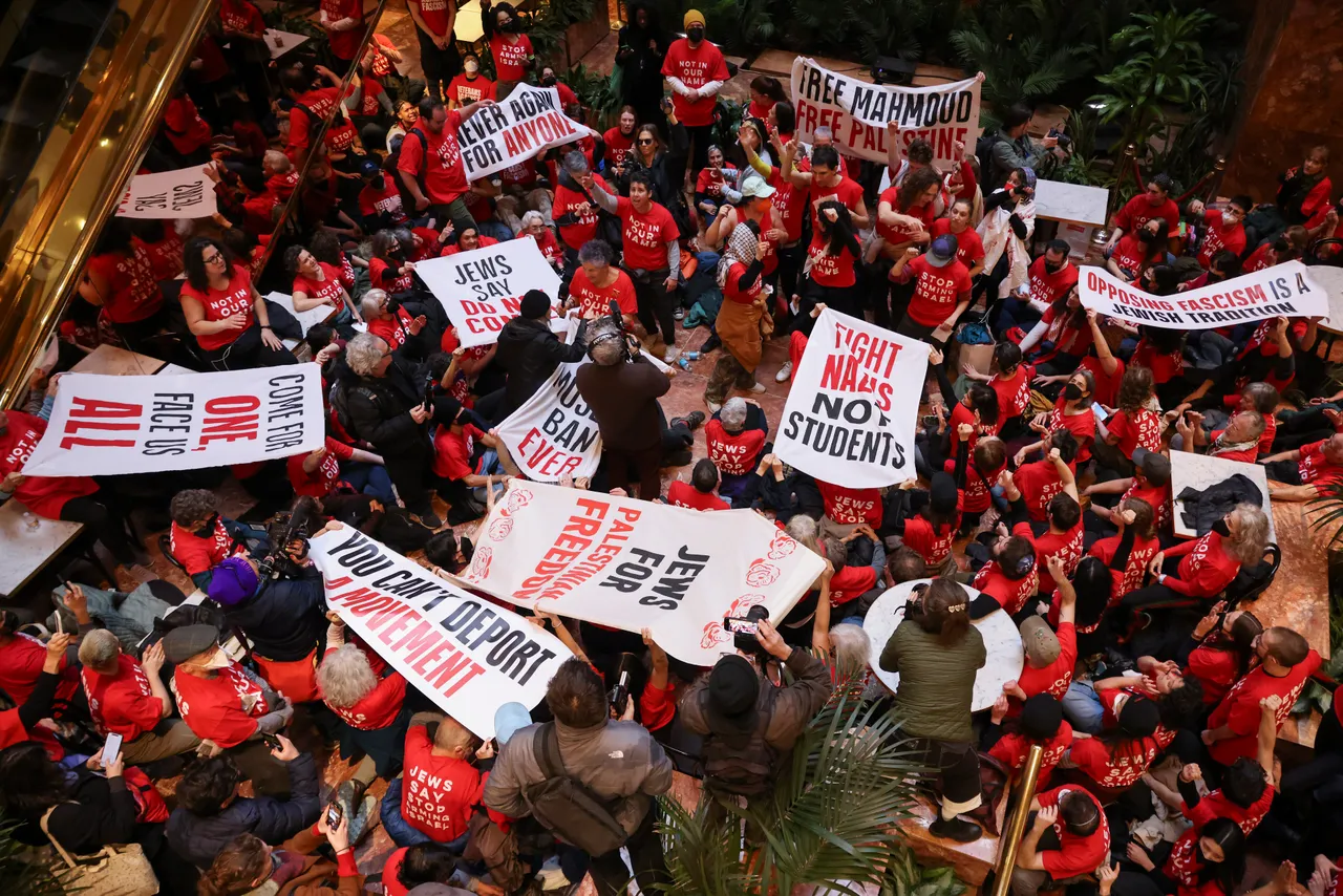 Manifestation de militants juifs pro-Palestine à la Trump Tower de New York