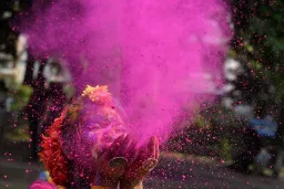 Eid-e-Gulabi: Amikor a színekkel teli Holi Fesztivál eredete
