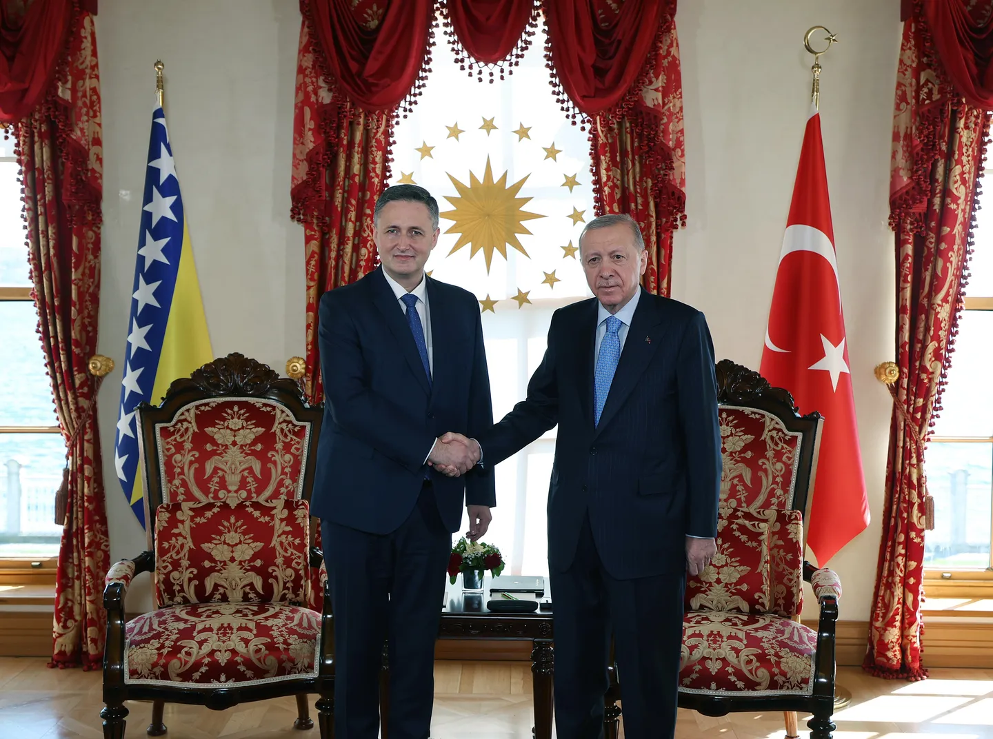 الرئيس أردوغان يناقش مع عضو المجلس الرئاسي البوسني تطورات الأوضاع في البلاد