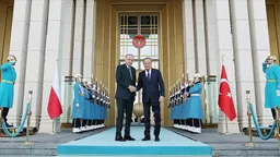 Törkiyäneñ Awrupa Berlege äğzalek barışı tizlänä: Ärdoğan häm Tusk töbäk totrıqlılığın söyläşte