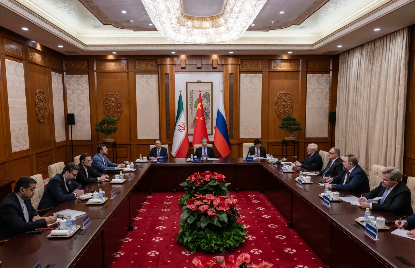 Diplomații chinezi, iranieni și ruși reiau discuțiile nucleare