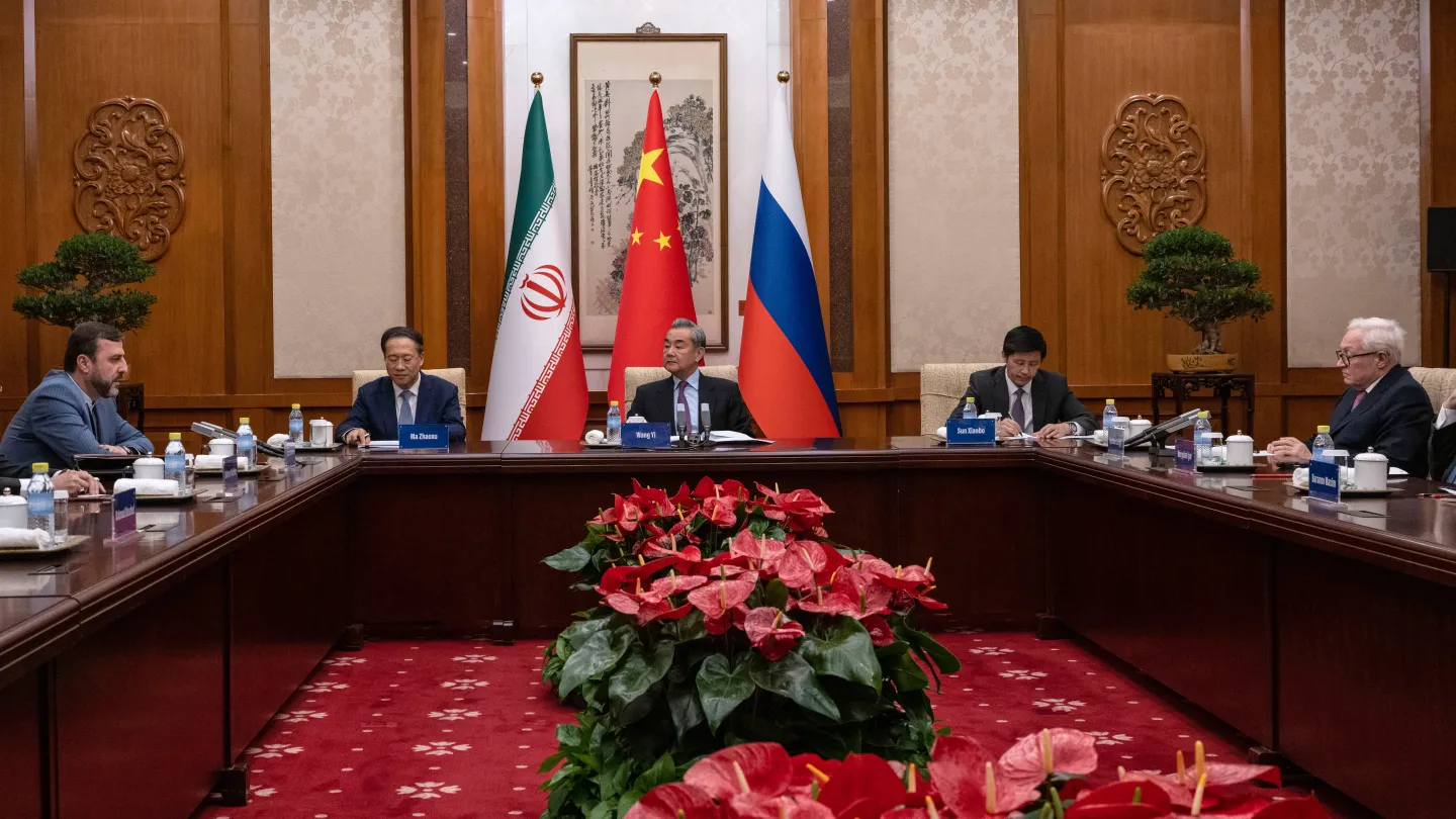 Diplomatas chineses, iranianos e russos retomam as negociações nucleares