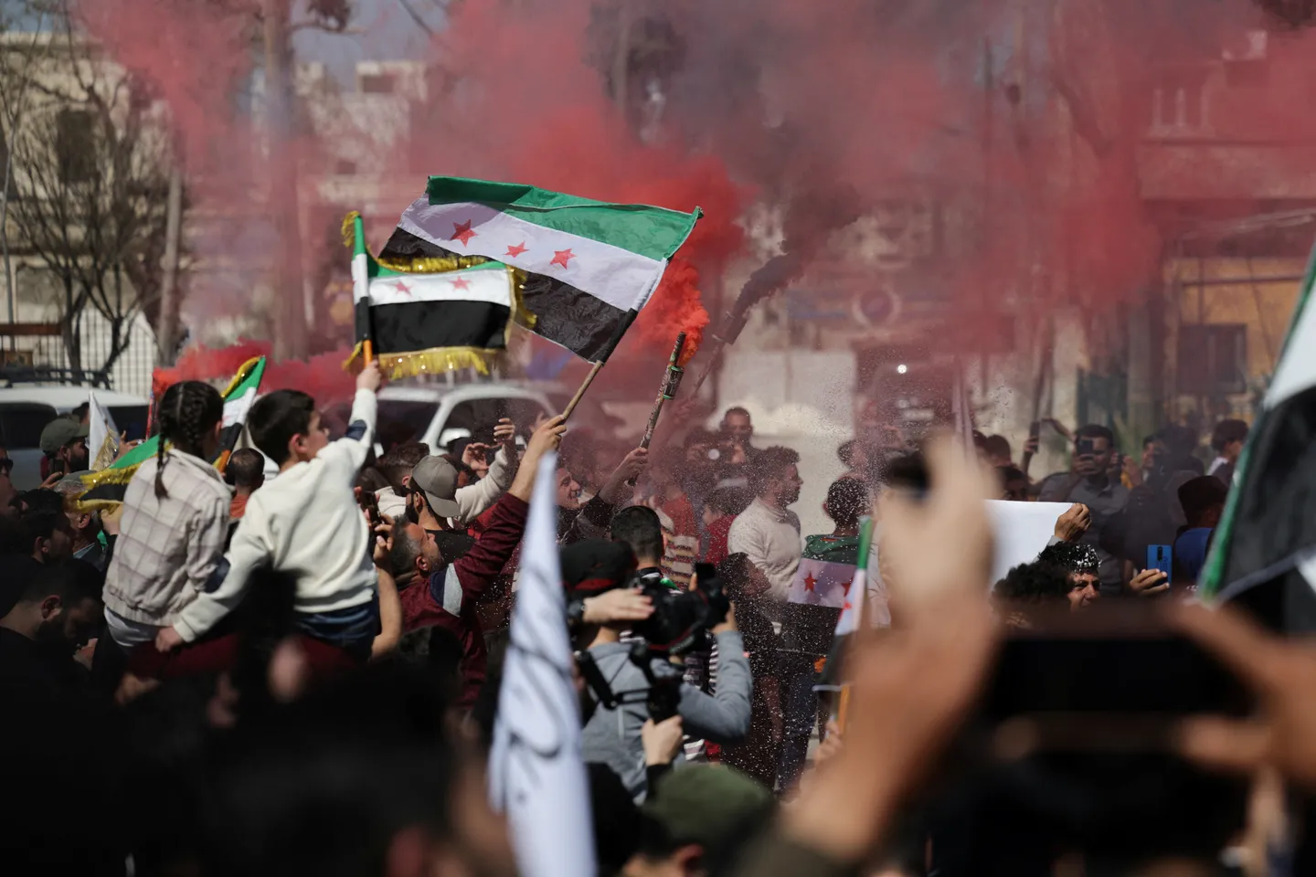 بمشاركة سلاح الجو.. احتفالات في مدن سورية بالذكرى الـ14 للثورة