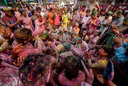 חג האביב הגולבי: כאשר הולי צבע את האימפריה המוגולית בצבעי הפלורליזם