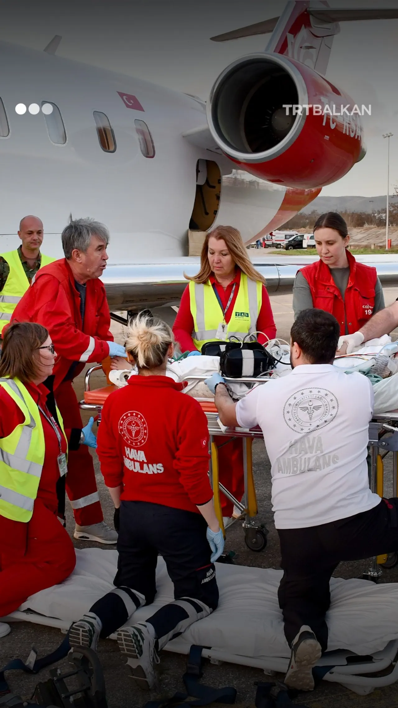 Avioni i ambulancës turke arrin në Shkup, transferon të lënduarit nga zjarri