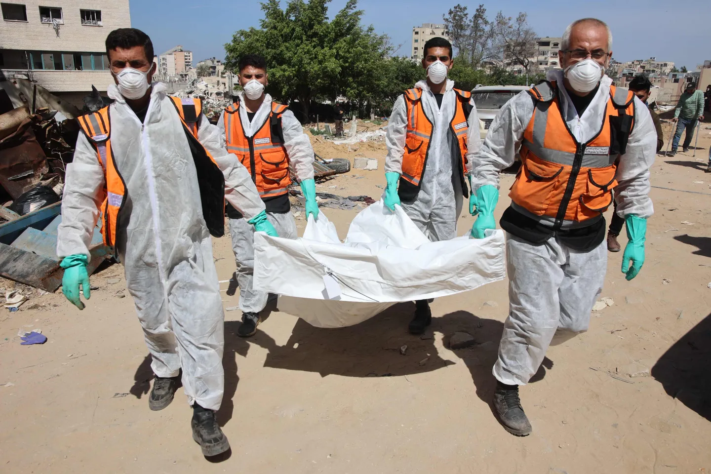 Des secouristes palestiniens récupèrent 61 corps dans la fosse commune de l’hôpital Shifa à Gaza