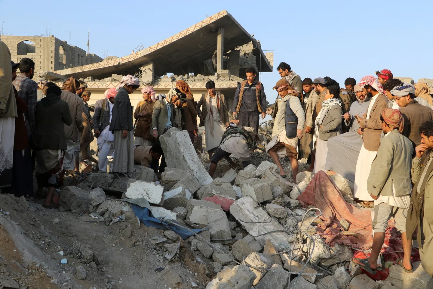 Ataques aéreos de Estados Unidos en Yemen dejan decenas de muertos y heridos