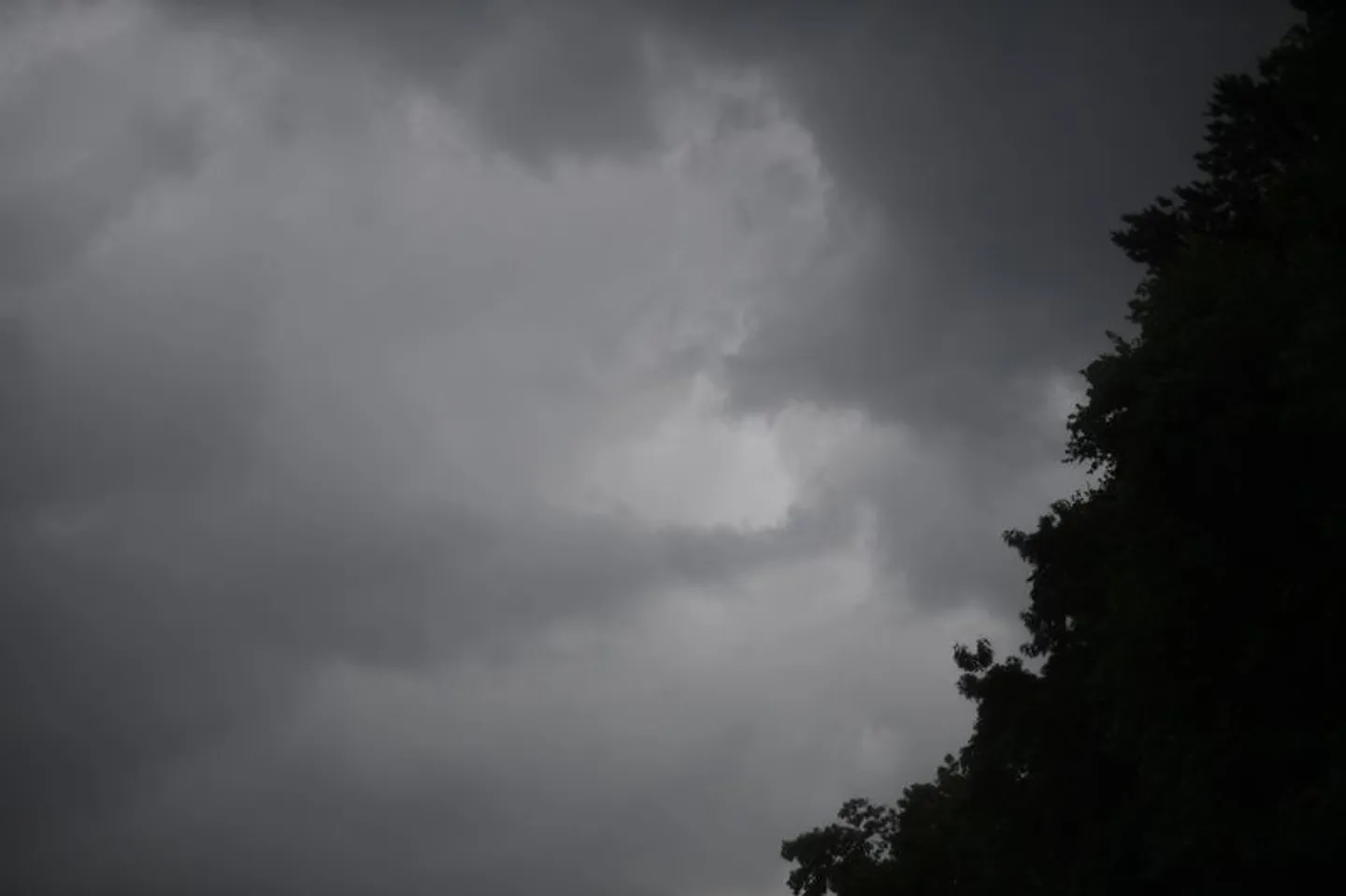 L'Iran lance une opération d'ensemencement des nuages face à une sécheresse record