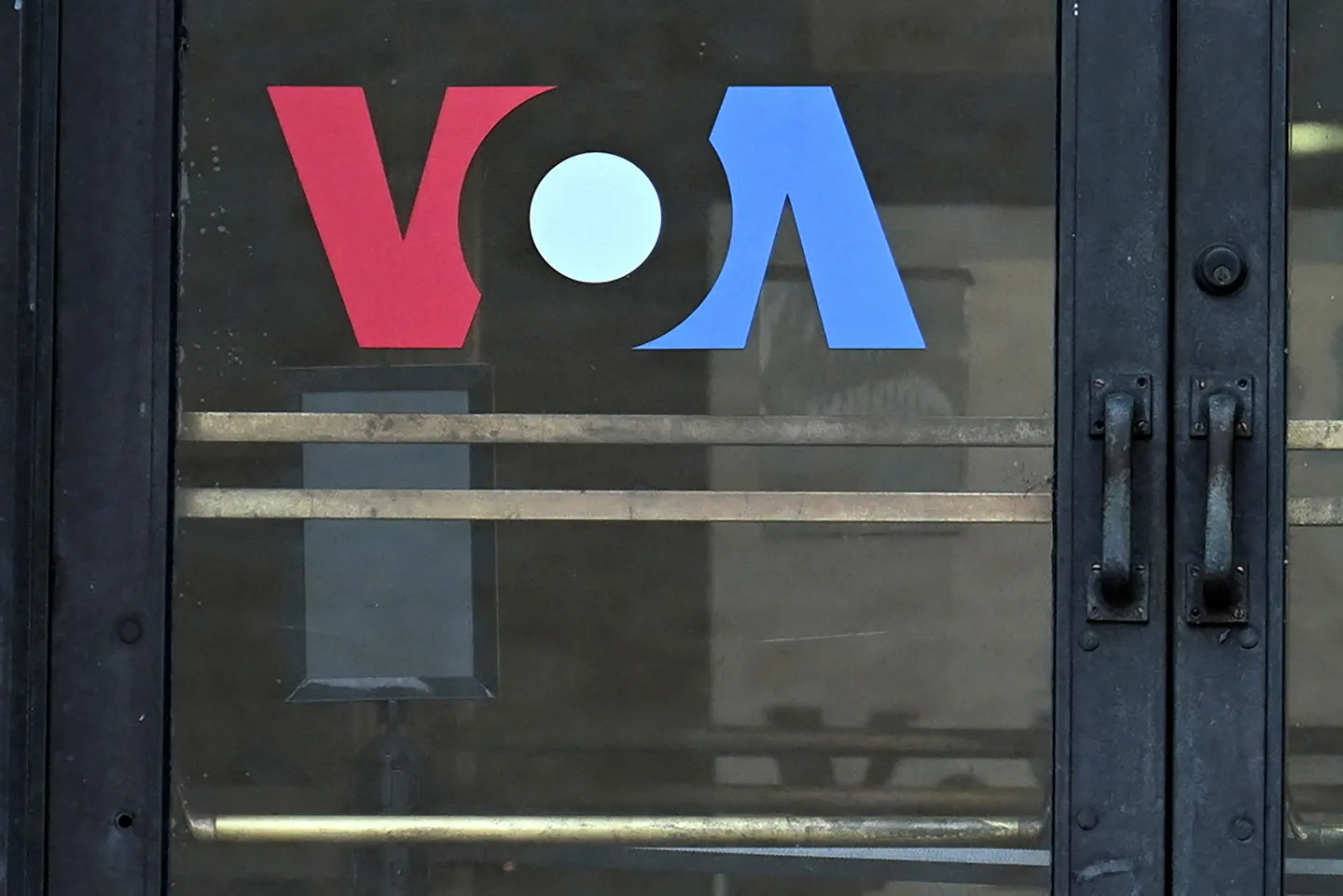 Ma'aikatan gidan rediyon Muryar Amurka (VOA) sun kai Trump ƙara kotu