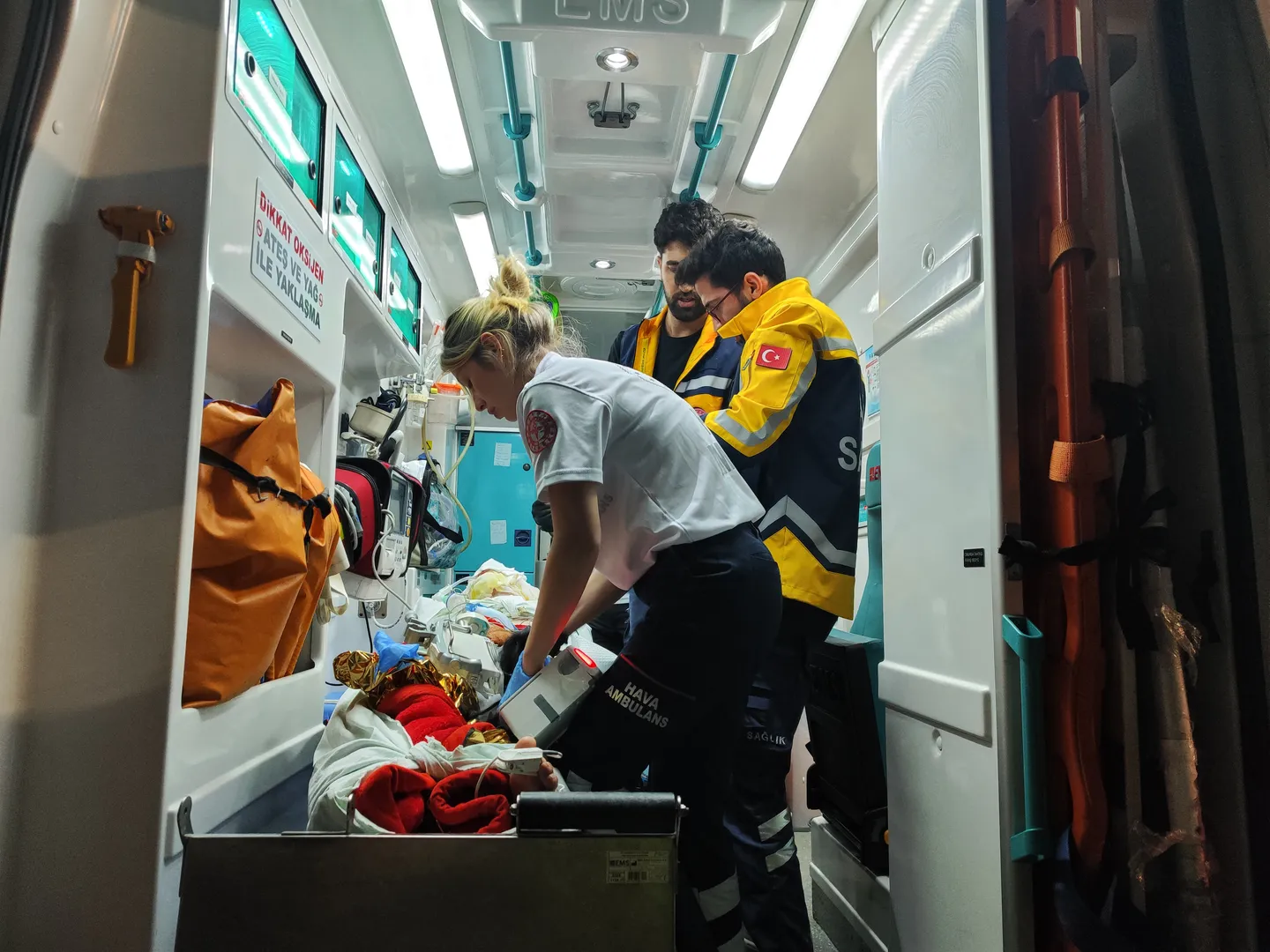 تركيا تجلي 3 مصابين جراء حريق في مقدونيا الشمالية بطائرة إسعاف