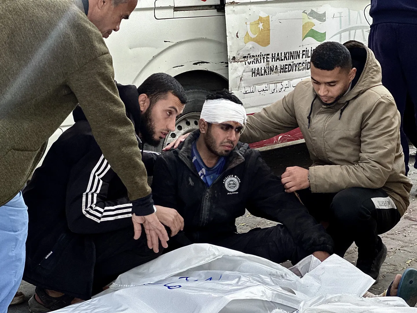 Izrael przeprowadza nowe naloty na Gazę, zabijając co najmniej 322 osoby, po tym jak rozmowy o zawieszeniu broni utknęły w martwym punkcie