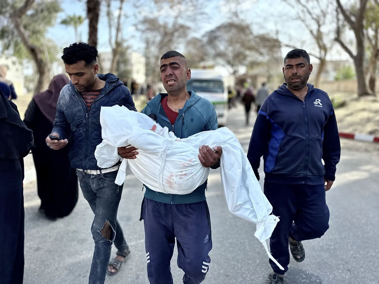په غزه کې د اسرائیلو د شپې بریدونو سلګونه فلسطینیان ووژل، په نړیواله کچه غندنه مخ په زیاتیدو ده