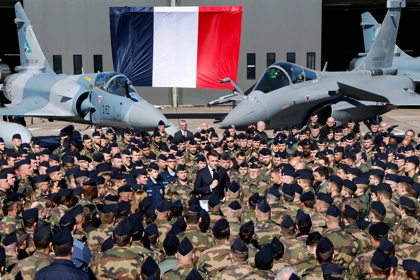L'armée française va "accroître et accélérer les commandes de Rafale", annonce Macron