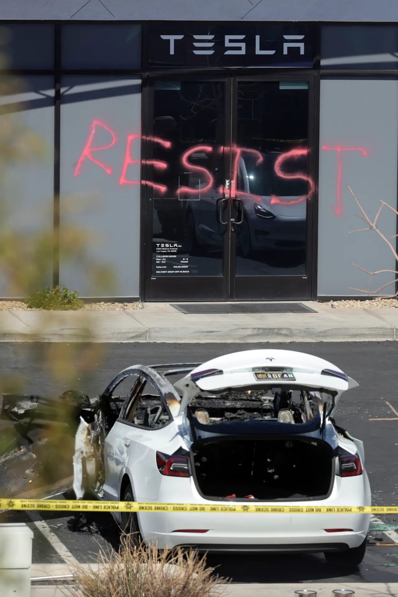 התובע הכללי של ארה"ב מגנה התקפות המכוונות לרכבי טסלה, וקורא להן "טרור מקומי"