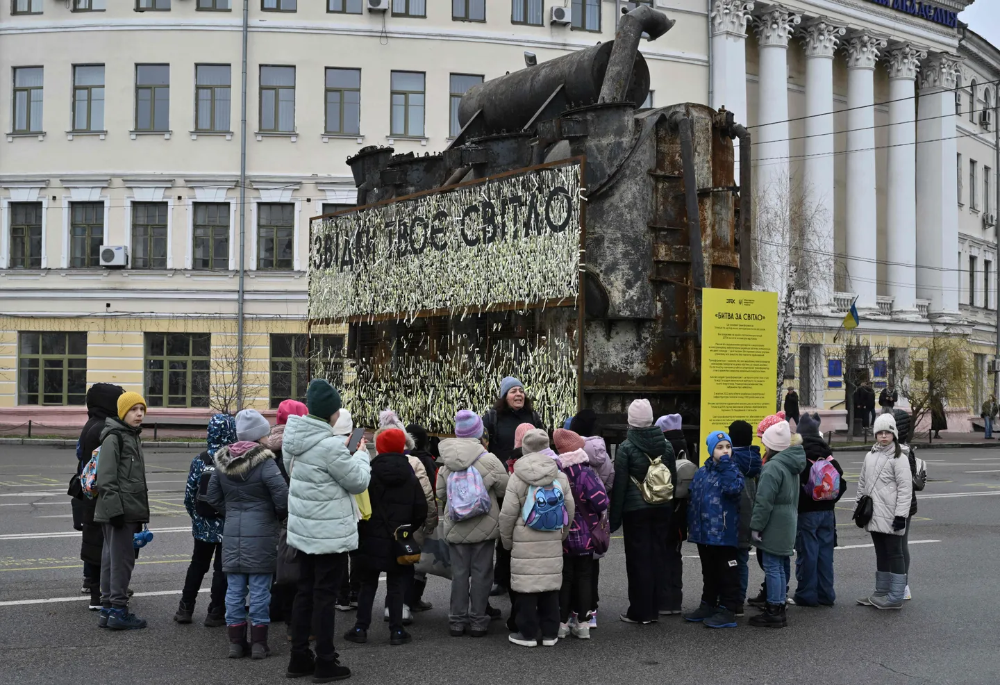 AQŞ qanun çığaruçıları Trampnı ukrain balaların küzätü proyektın qabat başlarğa êtärmäkçe