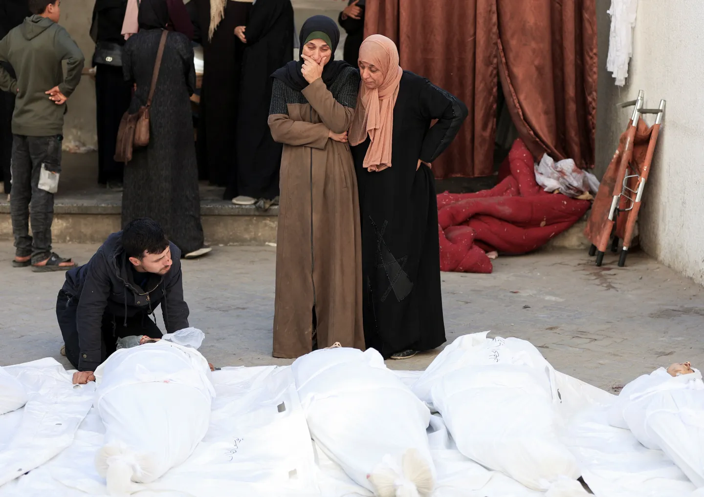Condenação global aumenta à medida que os ataques israelitas matam centenas de palestinianos