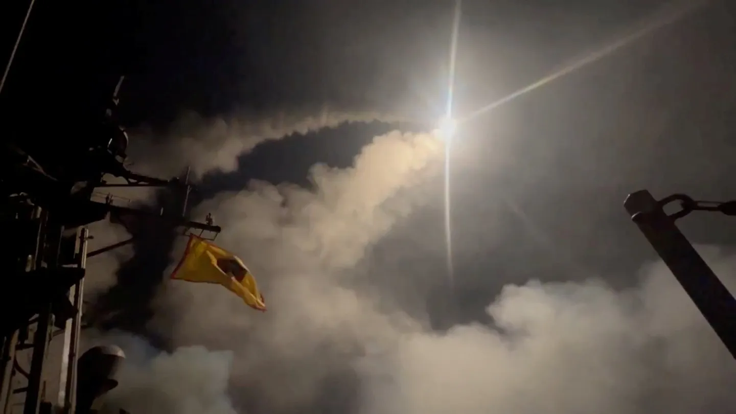 Йемендин Хусит кошуундары дагы бир жолу аба соккуларында АКШнын учак конуучу кемесин бутага алды