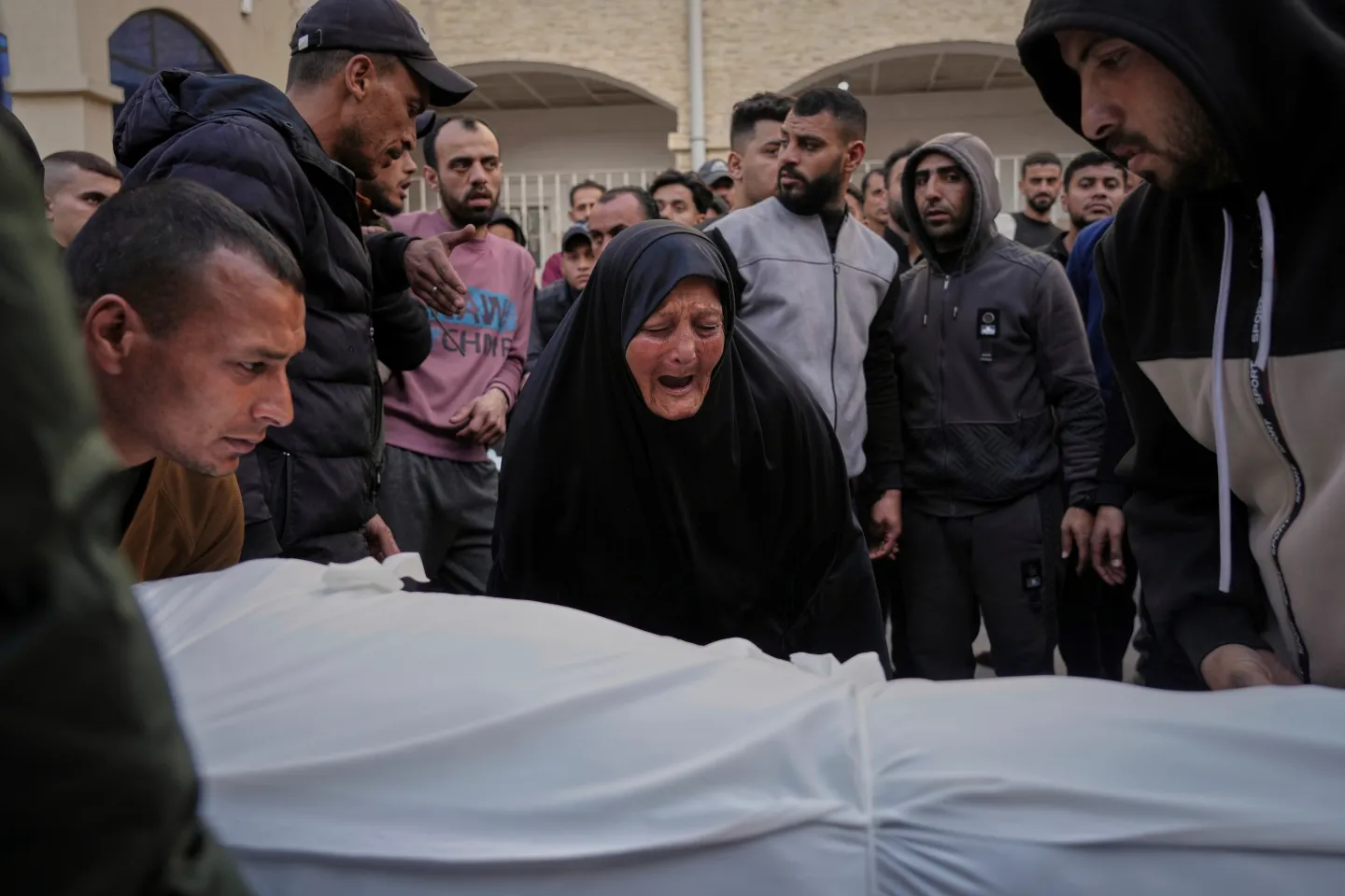 Criticile globale se înmulțesc în urma loviturilor israeliene ce ucid sute de palestinieni în Gaza