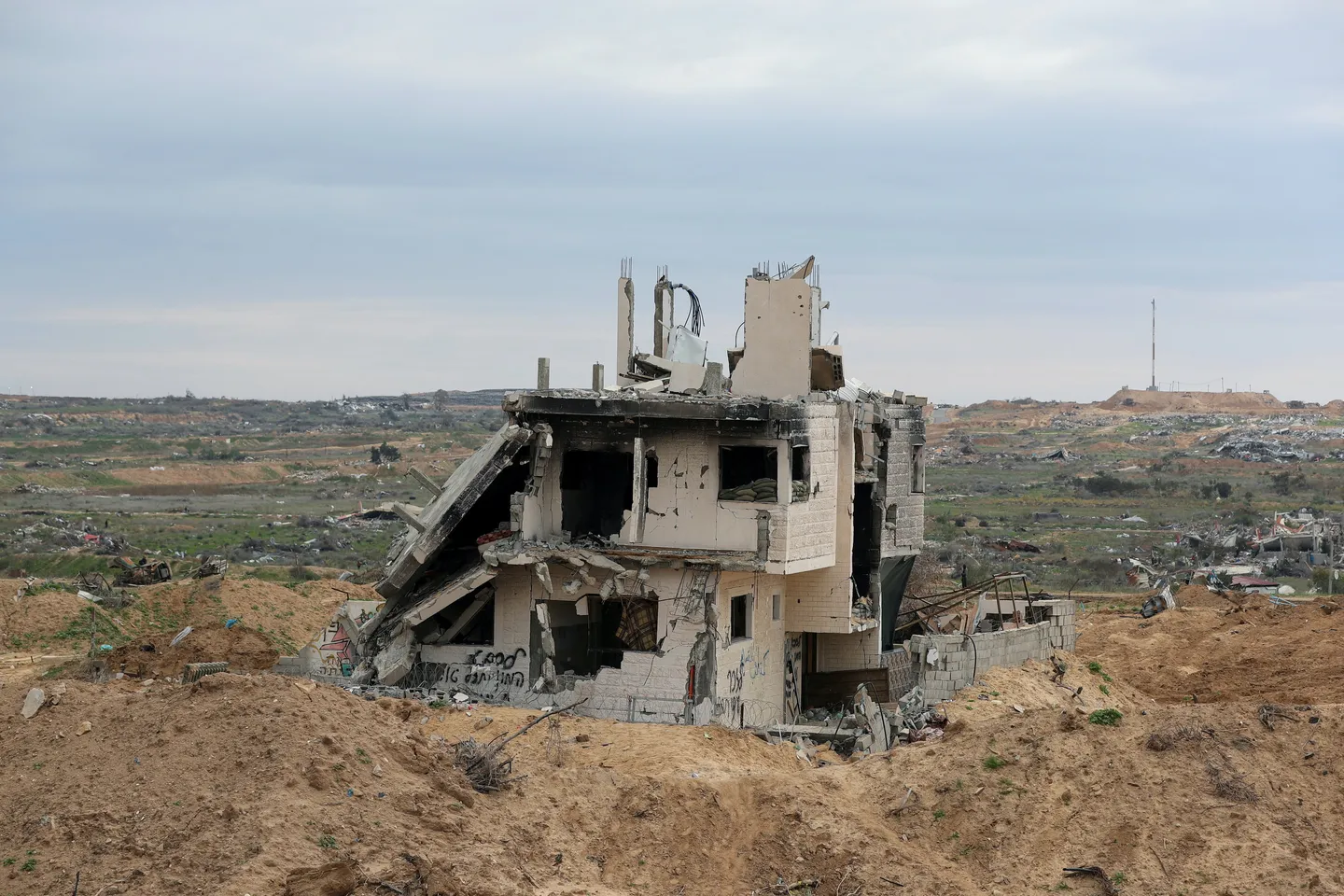 Tentara Israel memulai invasi darat untuk menduduki Netzarim, membelah Gaza