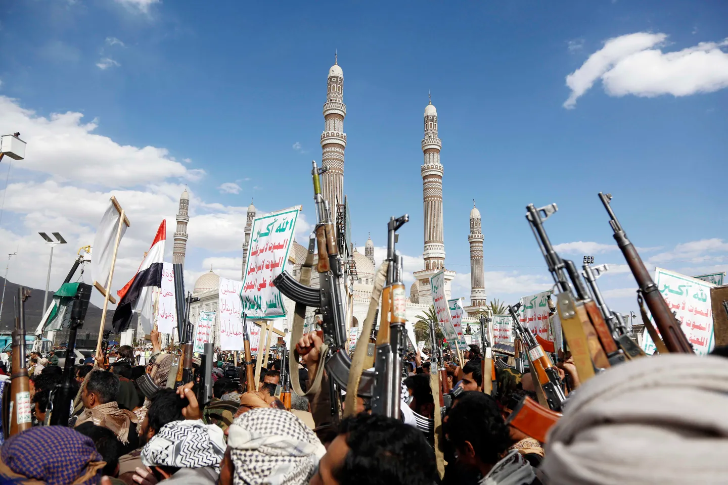 لماذا تُشكل جماعة الحوثي تحدياً صعباً للقوة الأمريكية في البحر وعلى الأرض؟