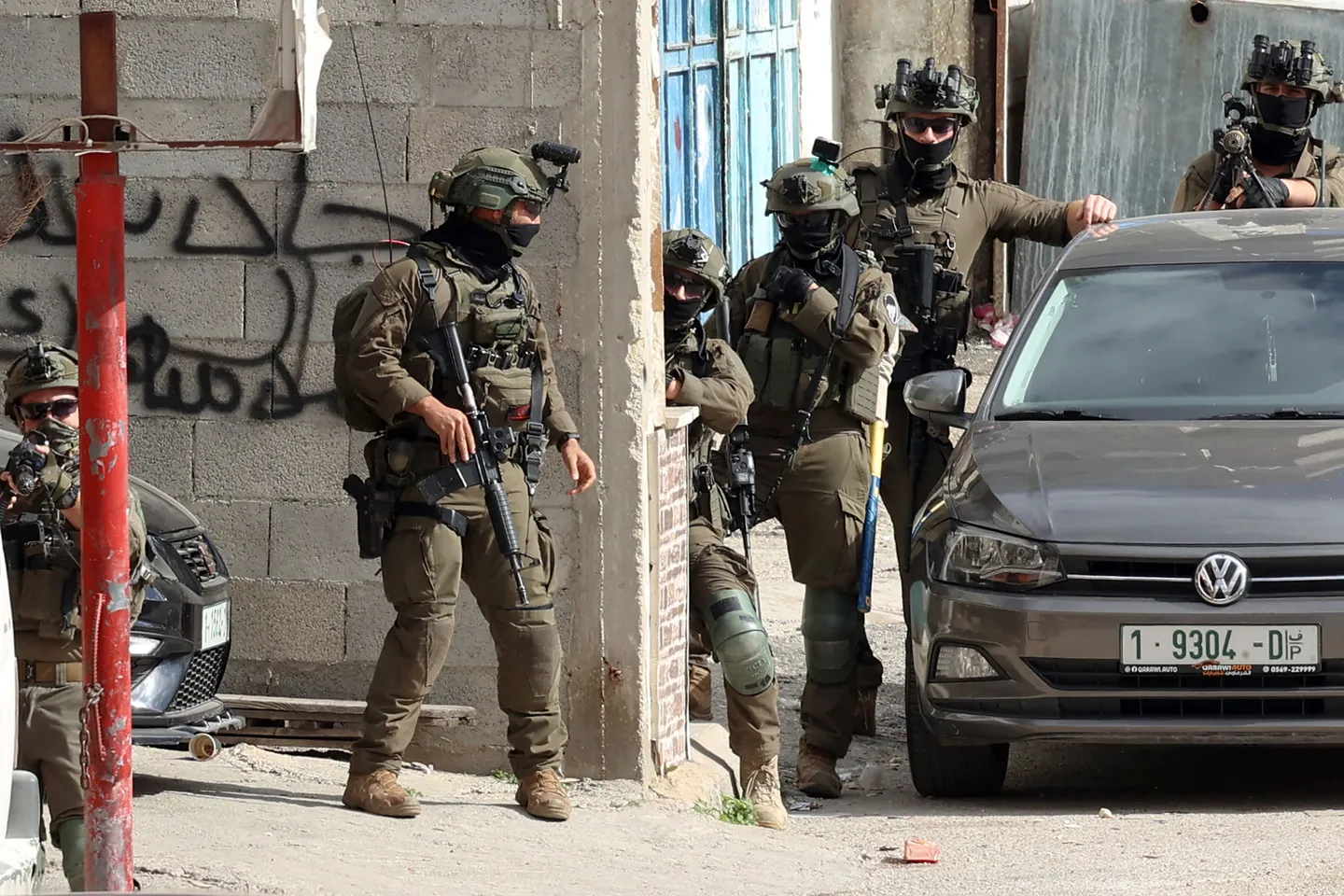 مستوطنون يطعنون فلسطينياً وإصابة جندي في نابلس.. والاحتلال يمنع وفداً فرنسيا دخول الضفة