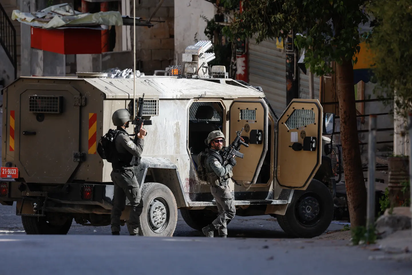 إصابة فلسطينيين بهجمات مستوطنين بالضفة والاحتلال يعتقل مواطنين بينهم مخرج فيلم حاز على الأوسكار