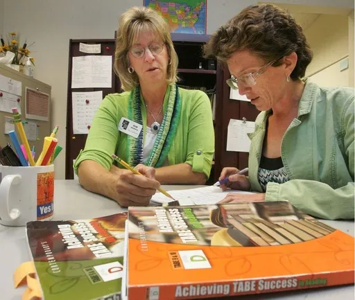 Vlaams minister van Onderwijs Demir snoeit in middelen volwassenenonderwijs na daling inschrijvingen