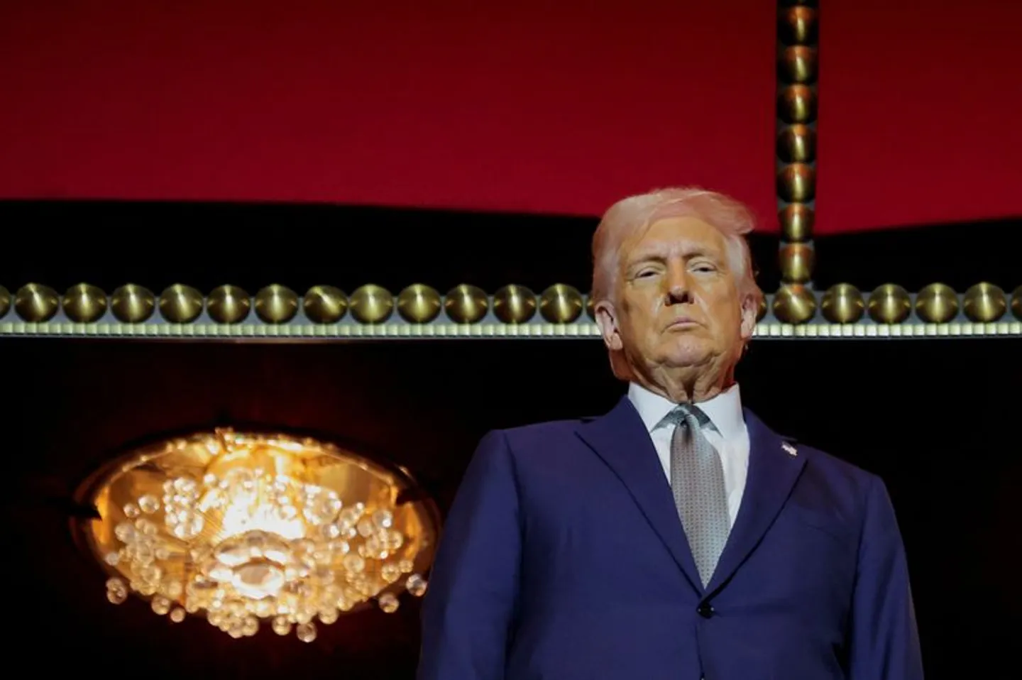 Ak Tam-Tramp Bilim Ministrligini ýapmak üçin buýruga gol çeker