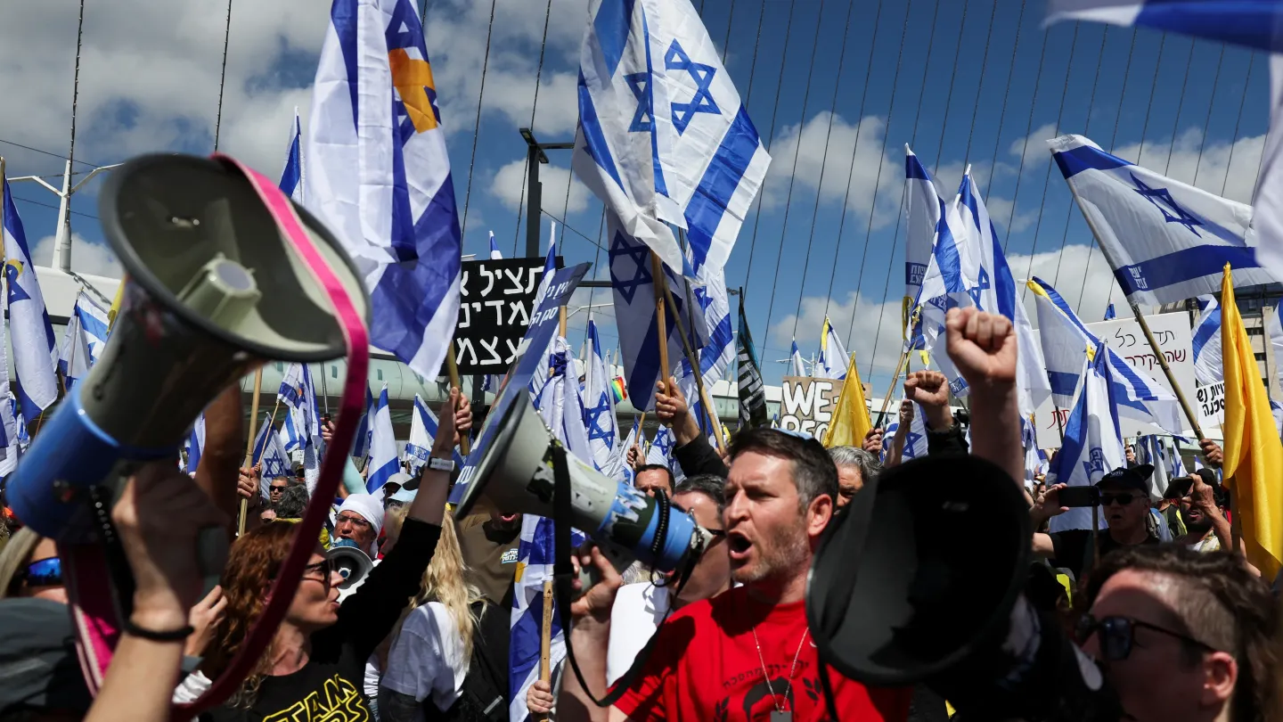 لليوم الثاني.. الآلاف يتظاهرون في إسرائيل ضد قرار نتنياهو بإقالة رئيس الشاباك وعودة القتال في غزة