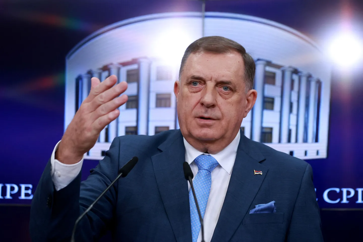 Bosnia mengeluarkan surat perintah penangkapan untuk presiden Republika Srpska yang membangkang