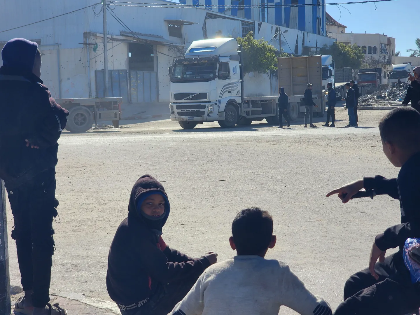 شهداء وجرحى في خروقات جديدة لاتفاق وقف إطلاق النار بغزة.. والاحتلال يوقِف دخول المساعدات الإنسانية