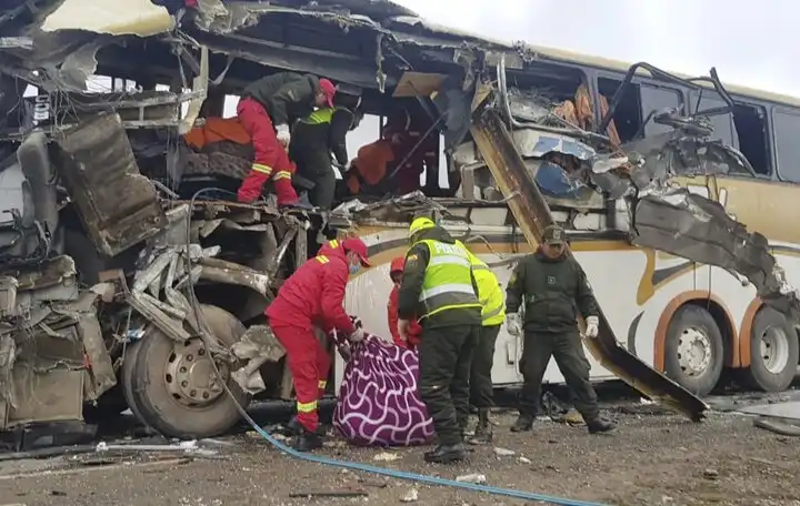 Au moins 37 morts dans la collision de deux cars en Bolivie