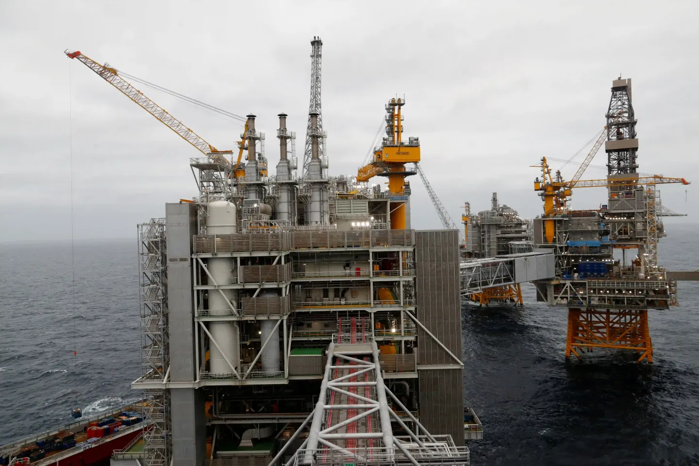 Norway guarantees US military support despite boycott by oil and shipping company